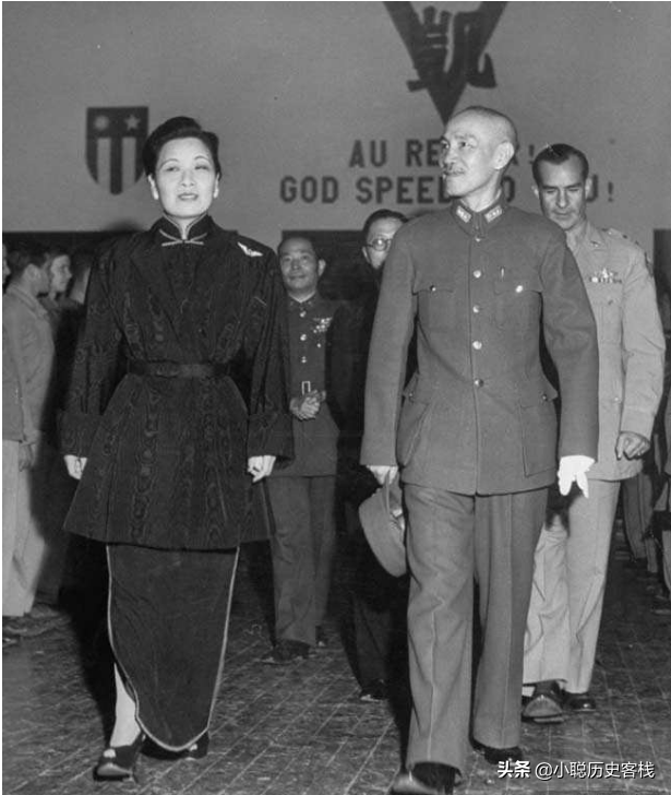 1928年，蒋介石携夫人宋美龄首度返乡，探望溪口镇丰镐房中的