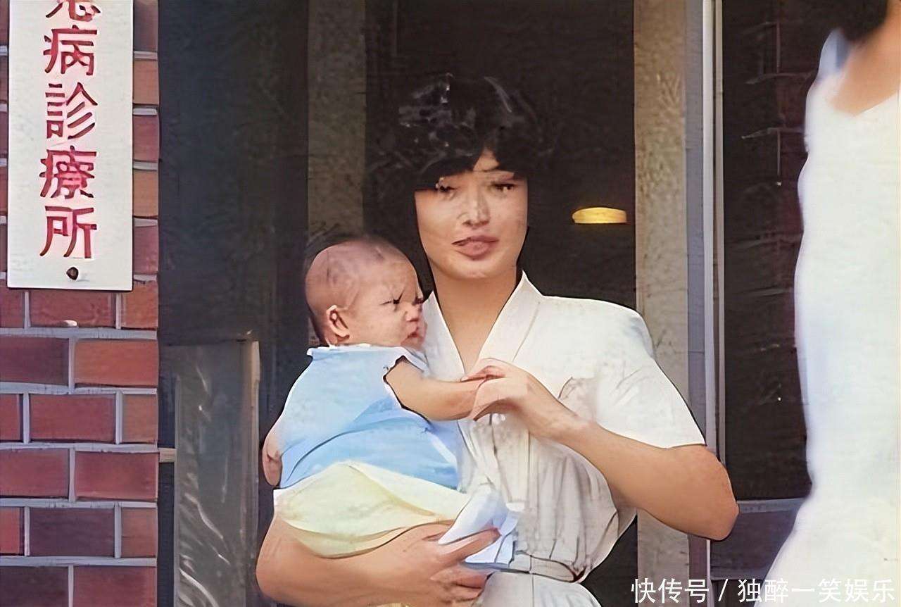 山口百惠现状:背弯的很明显,房贷压力没有了,和丈夫依旧恩爱