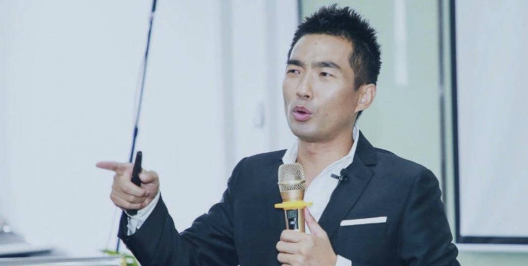 15亿债务压顶,他卖掉300套房,在员工面前崩溃大哭,现在怎么样了?