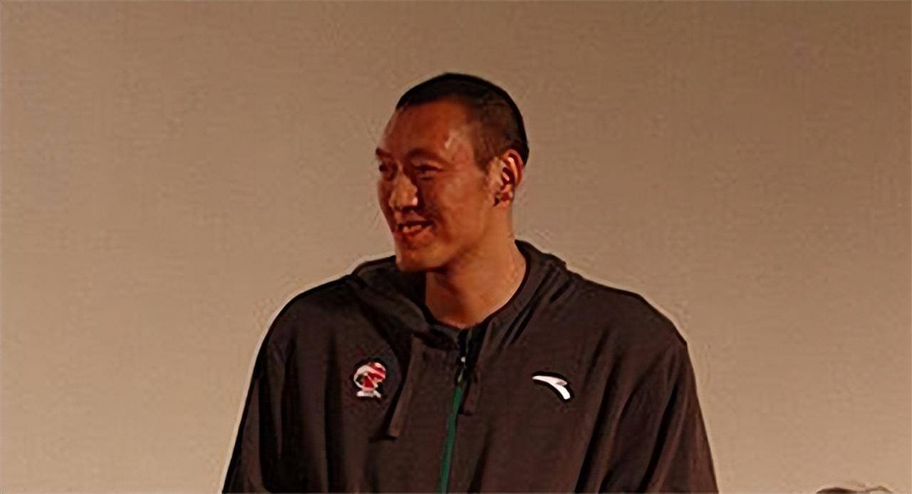 孙明明现状:打野球一场5万,娇妻身高1米9,成世界最高夫妻