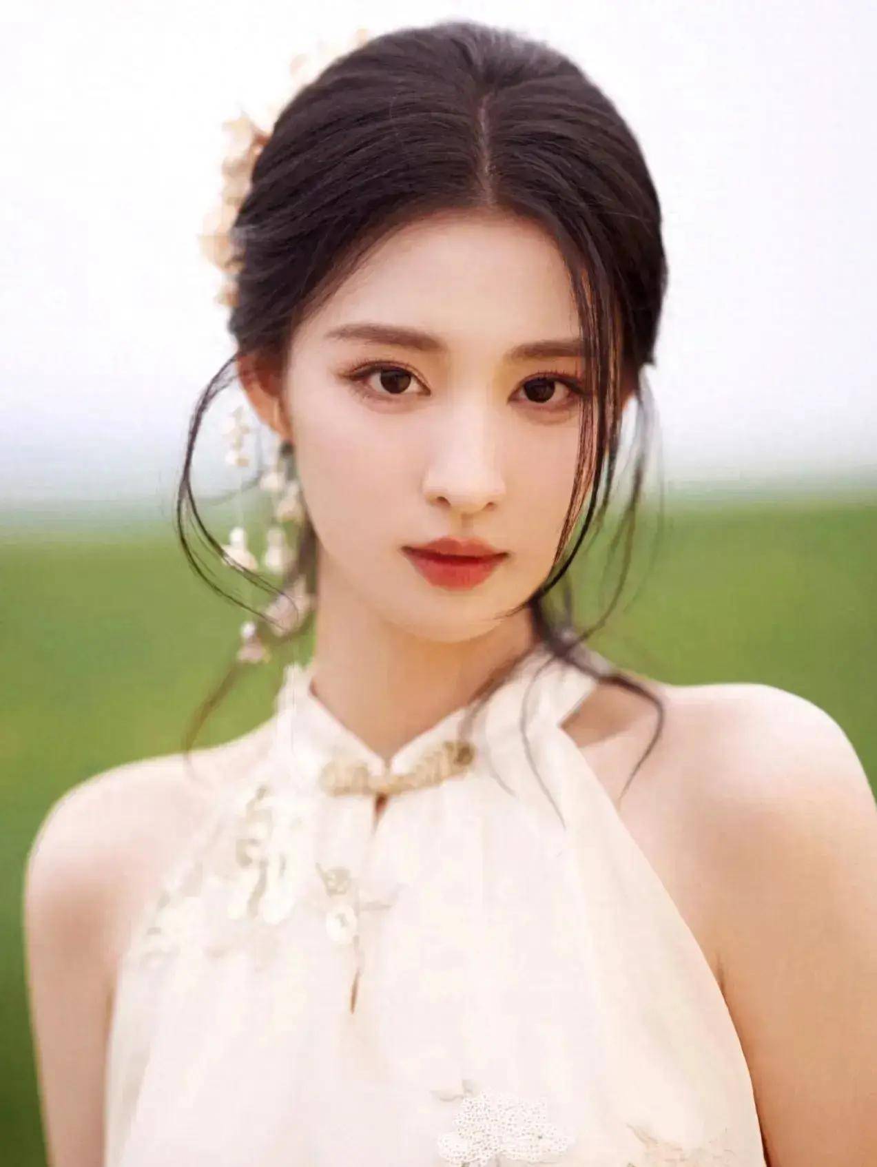 那小巧的鹅蛋脸瀑布般飘逸的长发宛如清水出芙蓉天然去雕饰