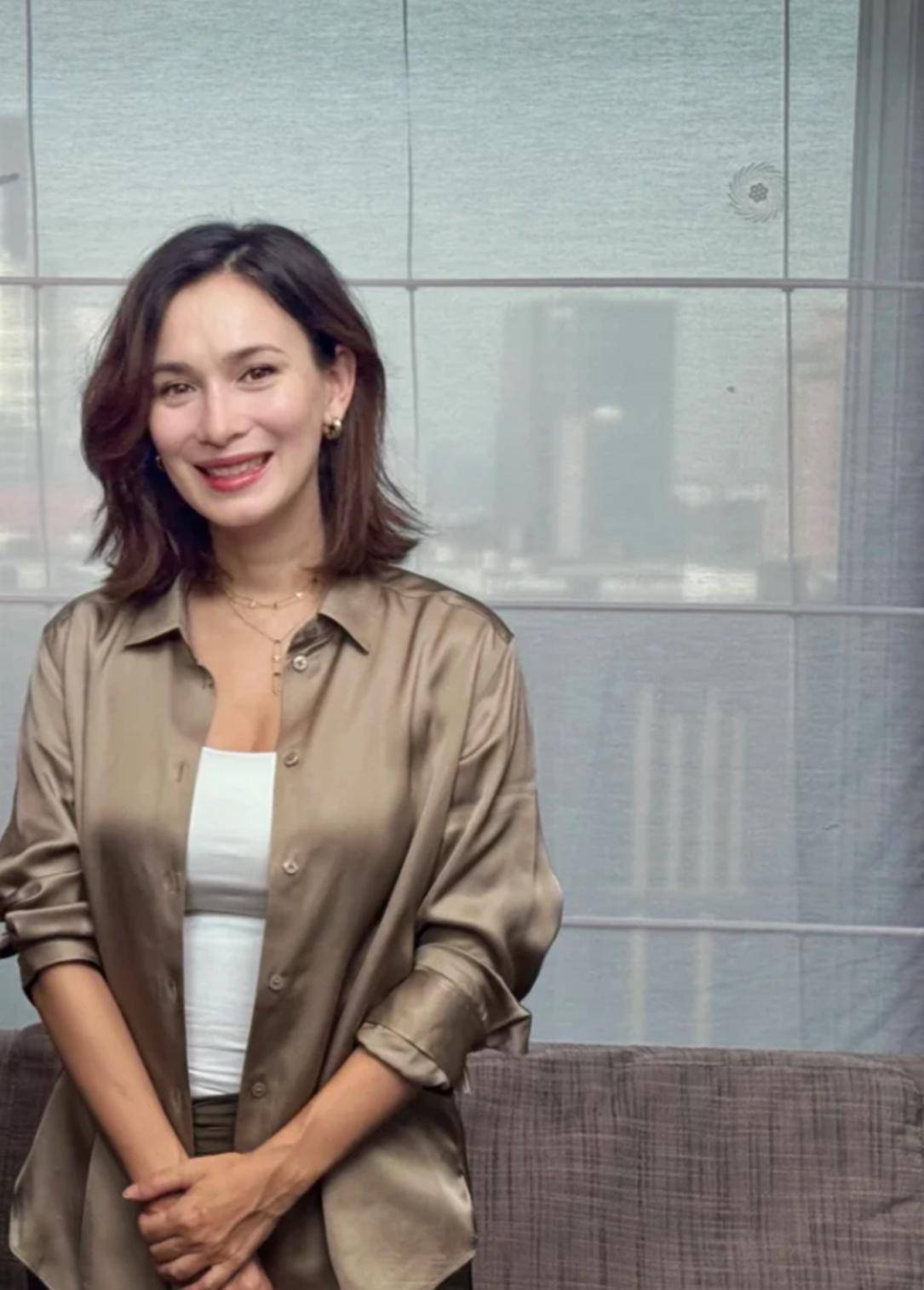 卢靖姗产子后出月子母乳喂养身材恢复很好脸和手臂肤色差明显