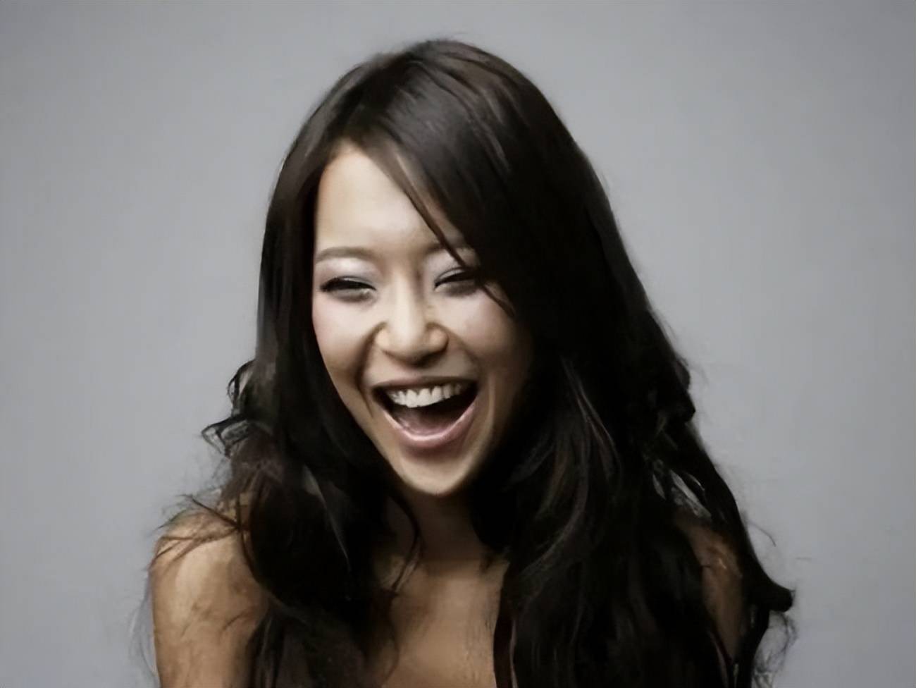 她被誉为"韩国歌后",曾遭男友偷拍"私密"视频,一度想要轻生