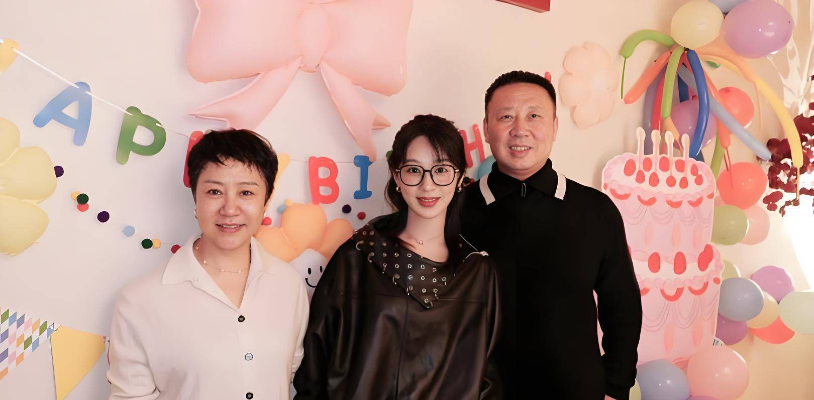 杨紫晒和父母庆生合照,多位圈内好友送祝福,张一山9年首次缺席