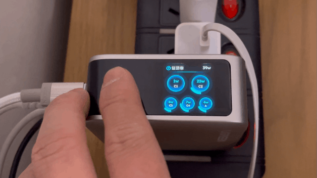 协议屏显 + 多口并充，我能打五个！绿联160W五口速显充套装