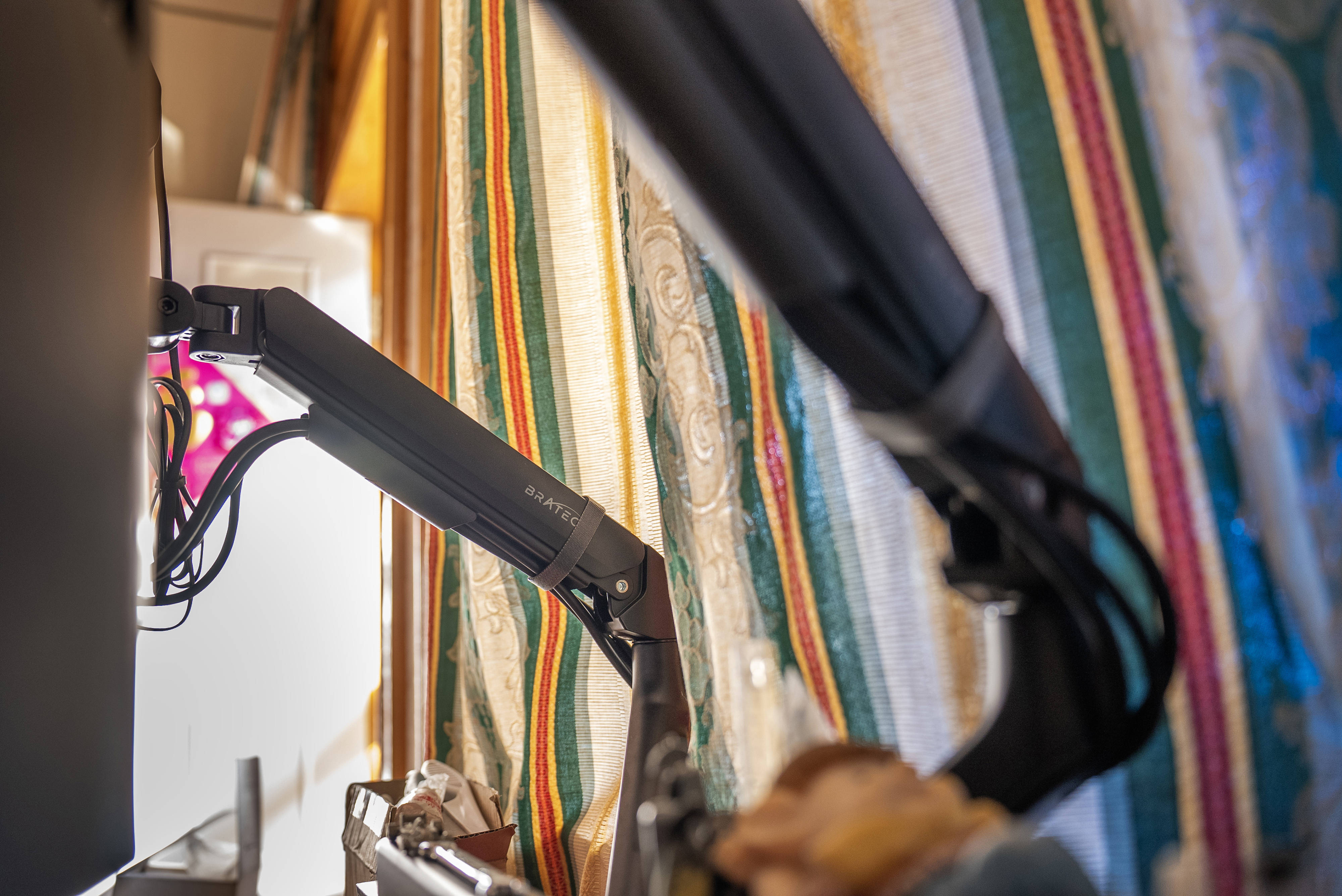 显示器标配底座太矮又太占桌面空间？北弧显示器支架了解一下