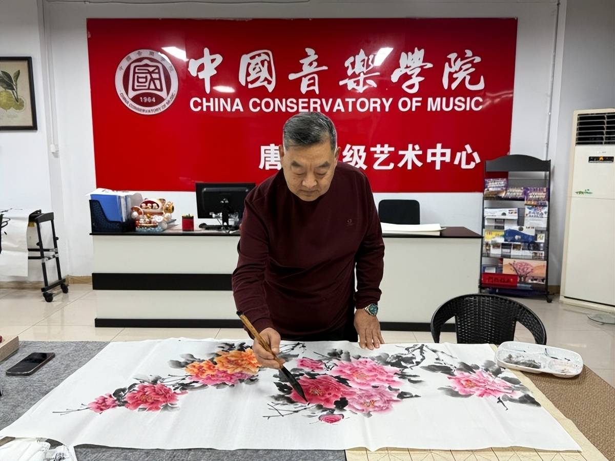 唐山书画家走进中国音乐学院唐山考级艺术中心开展书画进企业活动