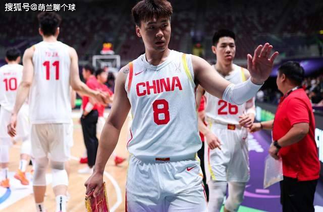 赵睿为何无缘中国男篮12人名单？媒体人晒图给出原因，让人泪目了
