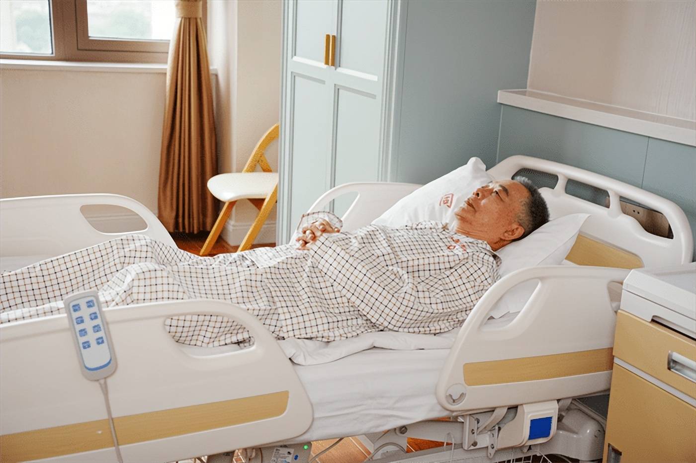 医院偶遇老领导,看到他现在的处境,我马上给儿子打了长途电话