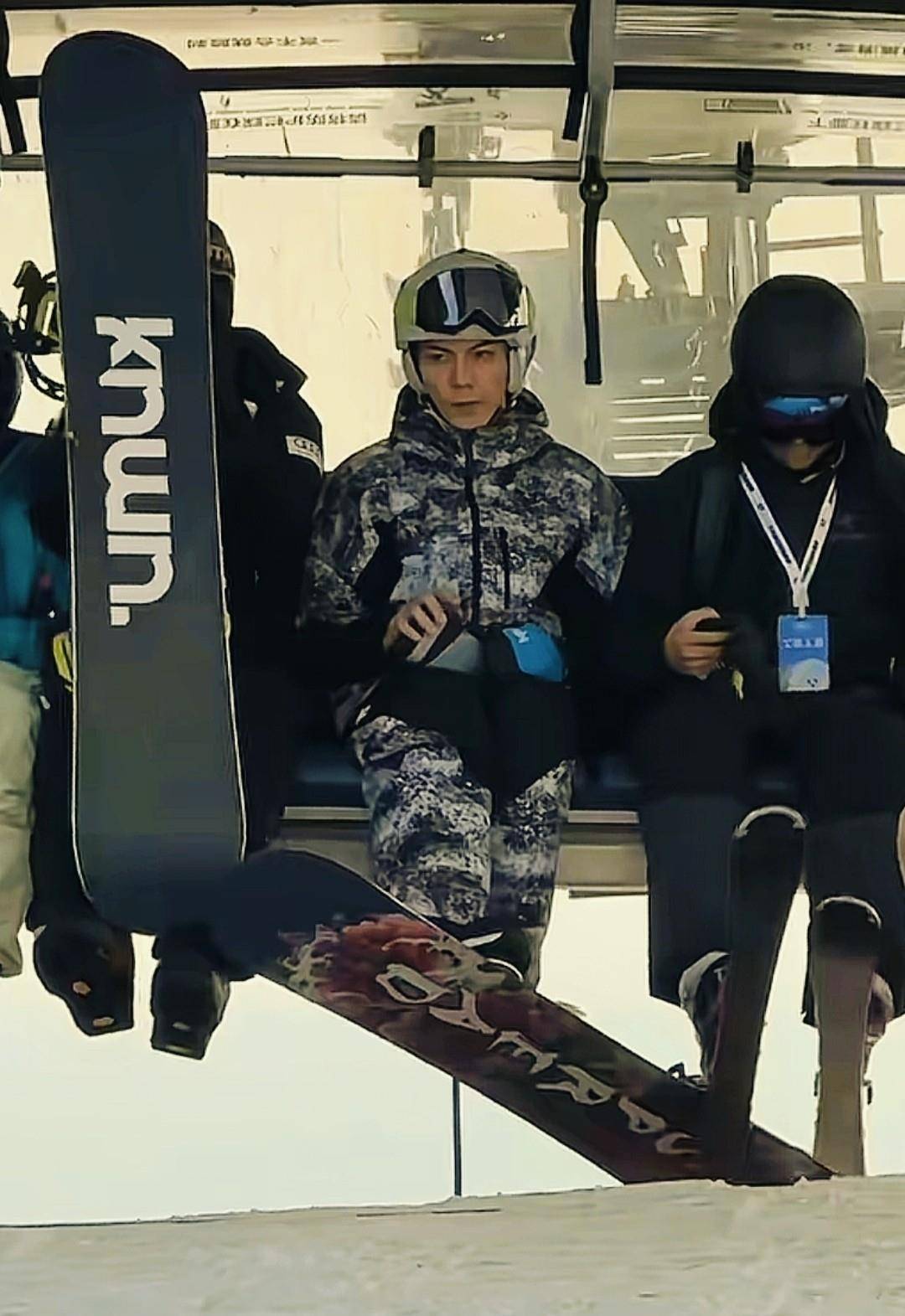 陈伟霆现身长白山滑雪用单板很帅事前恳请游客不要发摔跤照