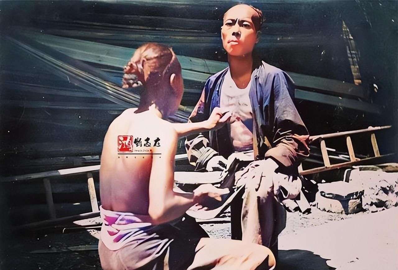 老照片:乡绅虎背熊腰携一妻两妾,和尚闭门谢客在抽烟下棋_搜狐网