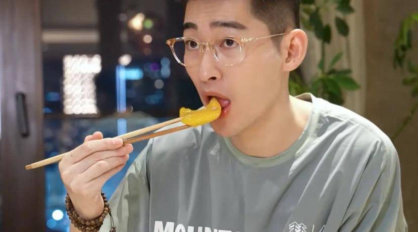 41岁张翰女友首曝光,颜值身材不输娜扎,想买7000万豪宅做婚房