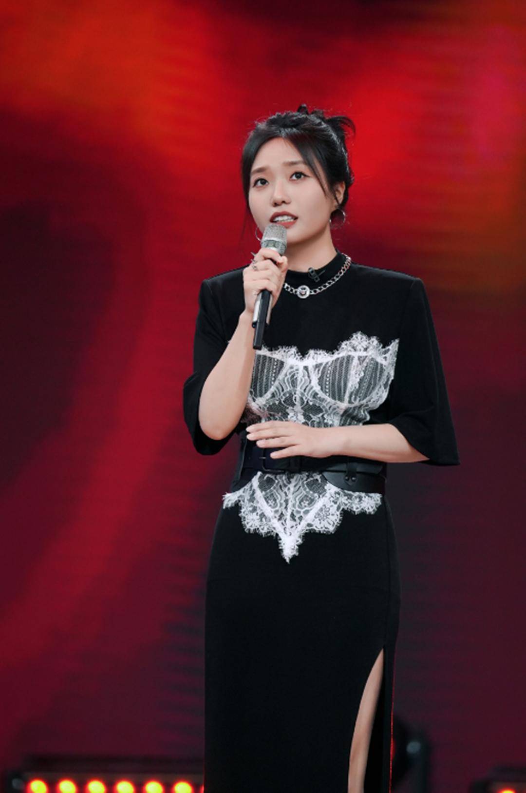 李雪琴王一通约会头大脸大但身上不胖男友梳大背头打扮很帅
