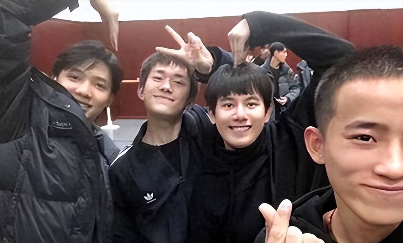 易烊千玺获封影帝,室友各占赛道,谁赢麻了?