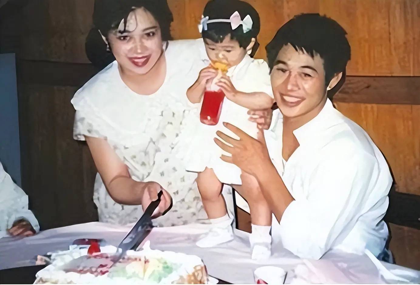 看李连杰与黄秋燕合影,再看他和利智的合影,生理性喜欢显而易见