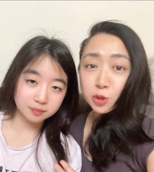 上海知名女主持杨永清近况!41岁白发丛生,女儿和她共用一张脸