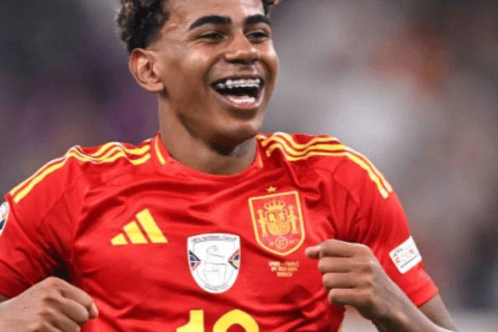 拉明·亚马尔透露“我承认梅西是历史最佳,但我成为第二个他”