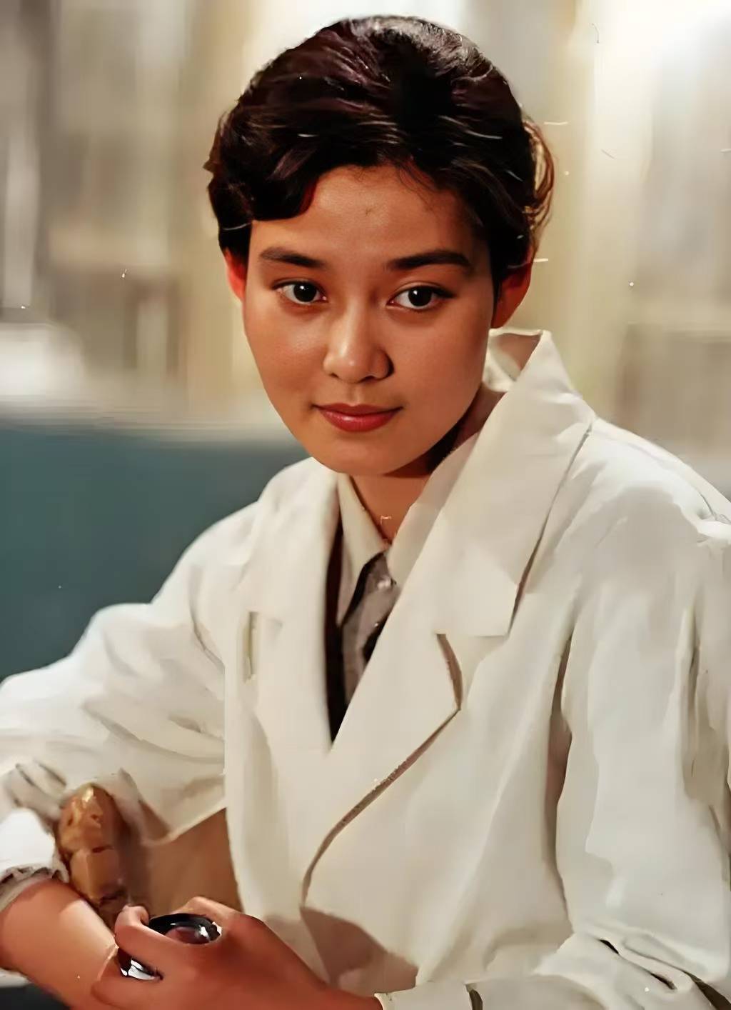 从《苦恼人的笑》中纯真的厂妹,到《人到中年》里坚毅的陆文婷医生,再