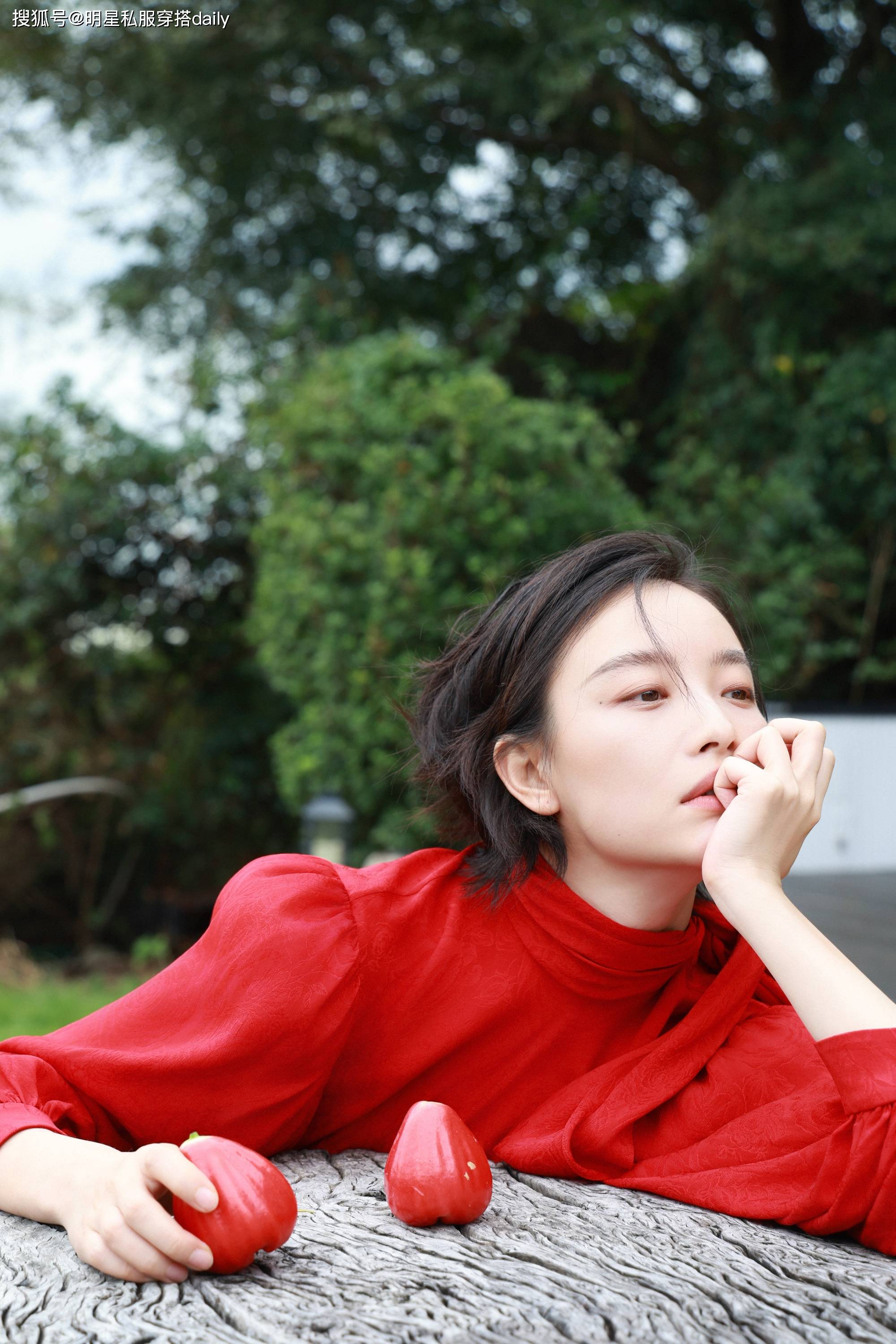 倪妮剪短发后帅出圈儿玩转棕黄蓝3种色彩穿搭私服也很潮