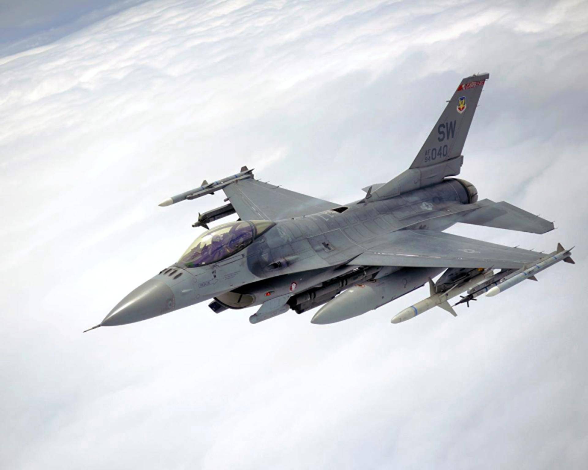 美军表演队f16坠毁,飞行员惊险逃生,背后真相曝光