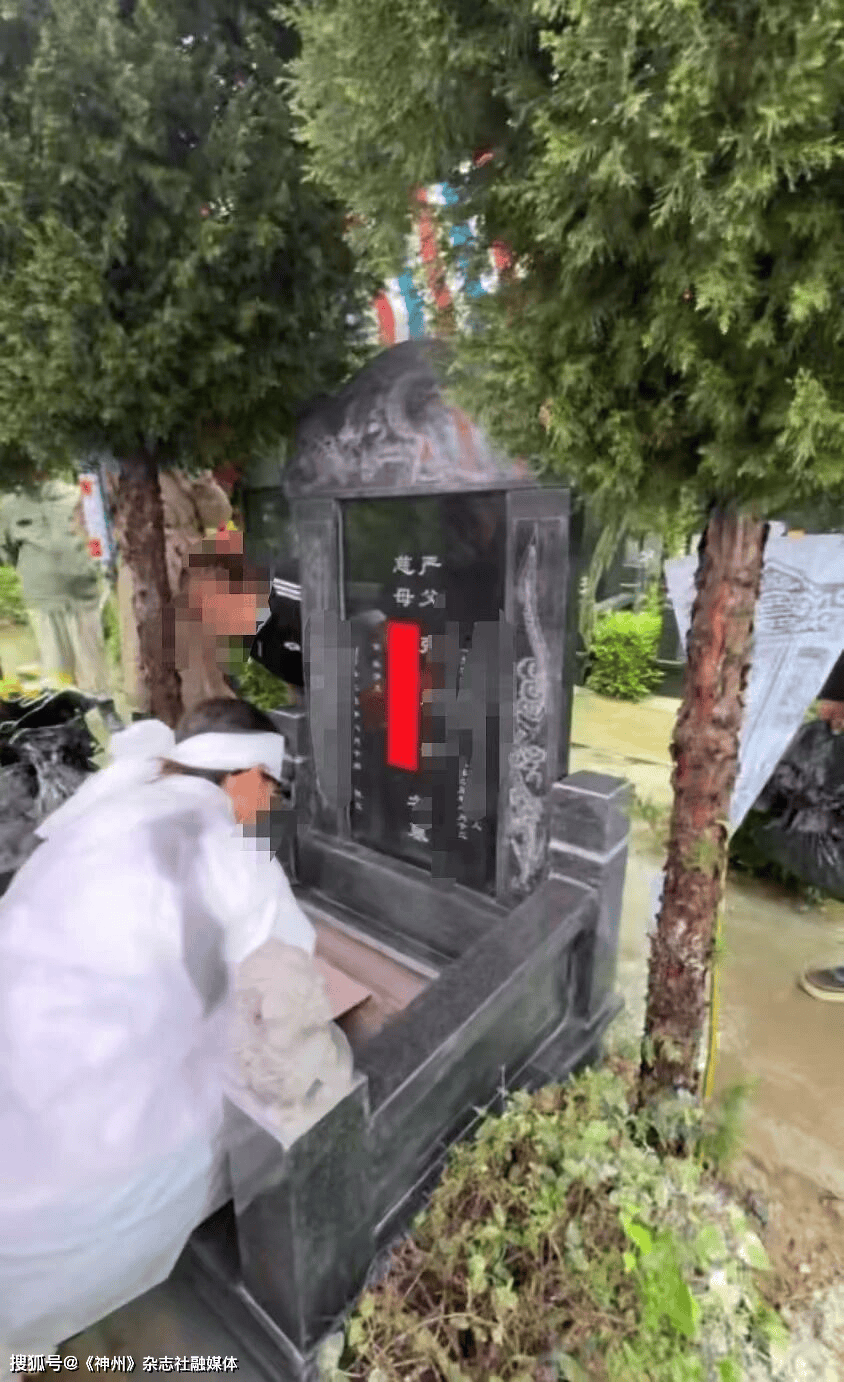 姐弟购买相邻墓位,弟弟下葬时家人发现不相邻 墓园承认搞错(图1)