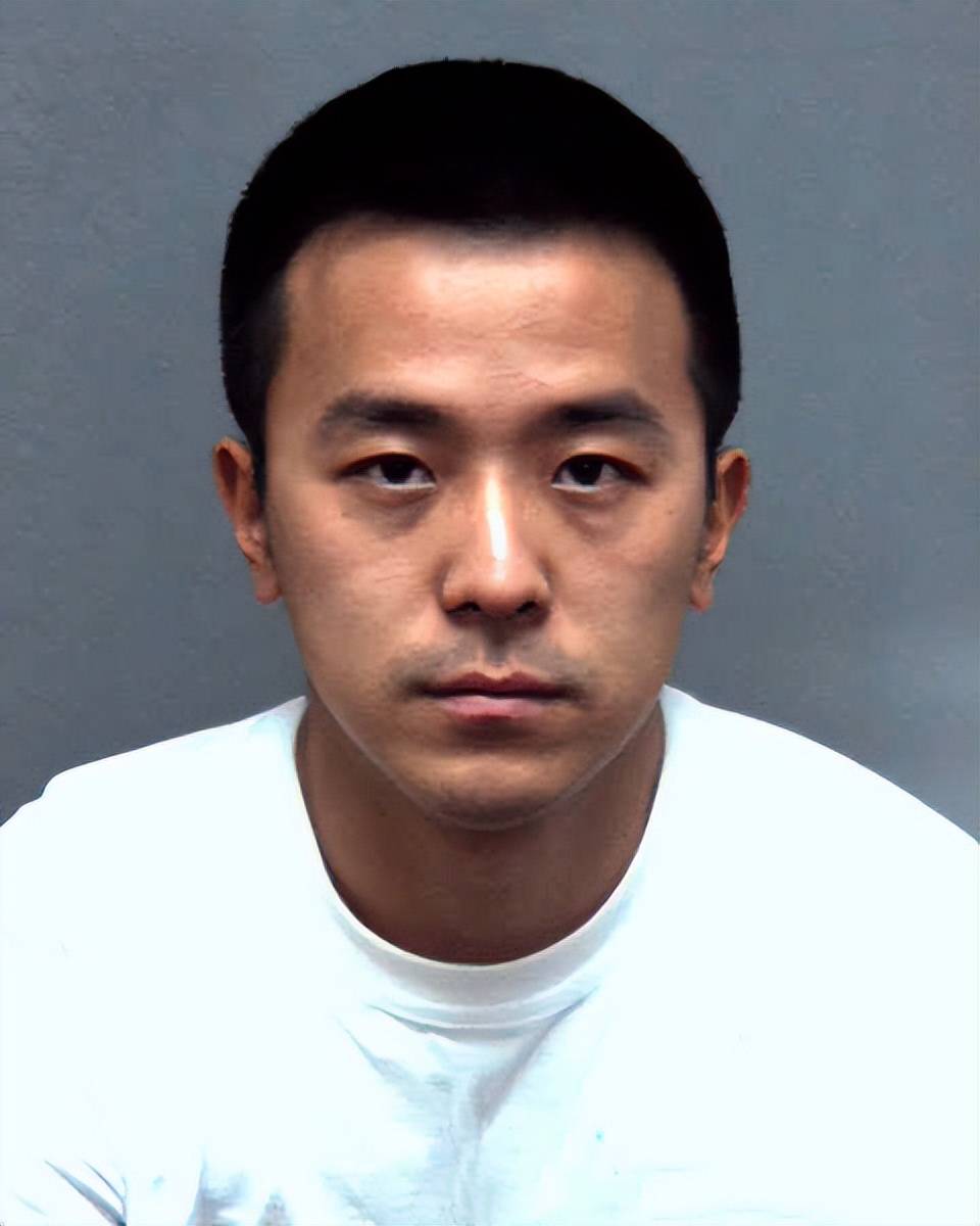 被拒,遂因爱生恨将女孩斩首,被捕时面带微笑