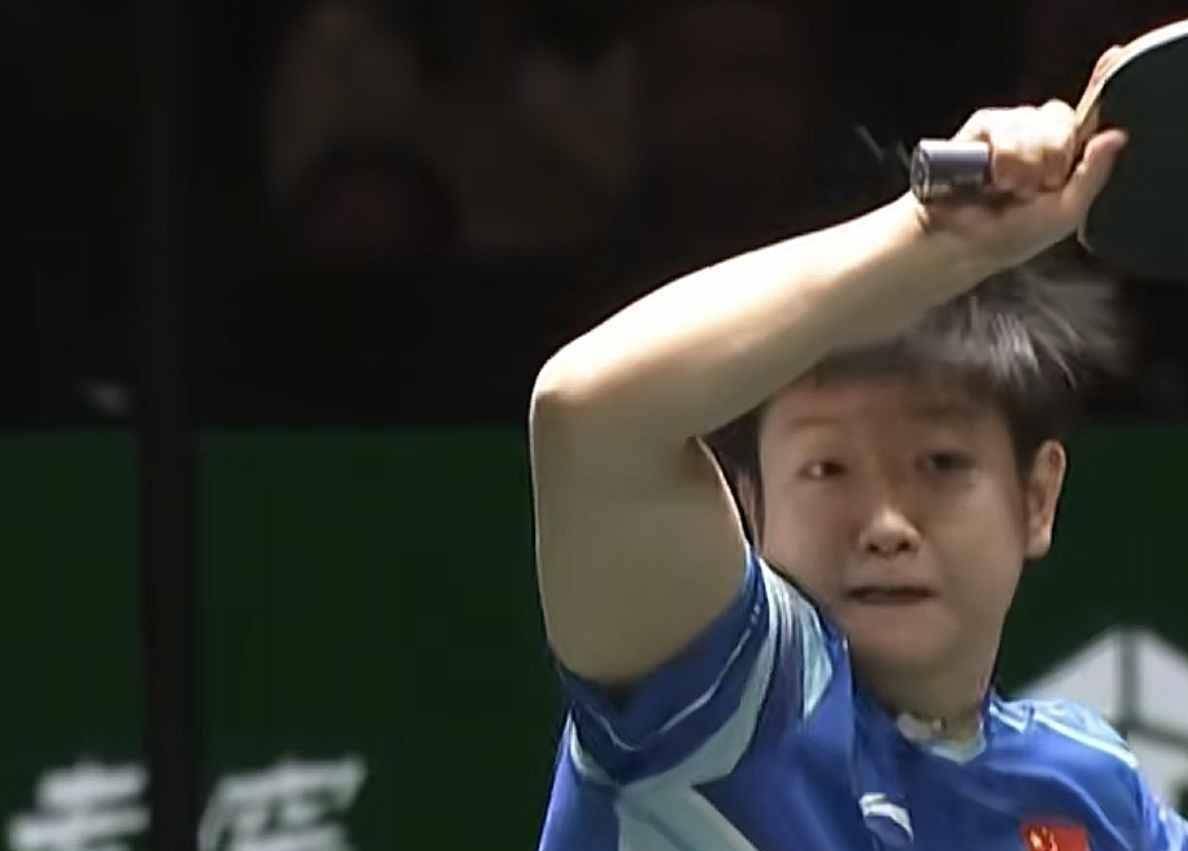 孙颖莎主动让分?德国教练起身鼓掌,鹰眼判决后这一举动刷屏热搜