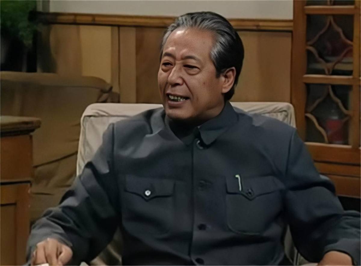 演员文兴宇,一天3包烟,患癌去世17年,遗孀每年坚持带花看望