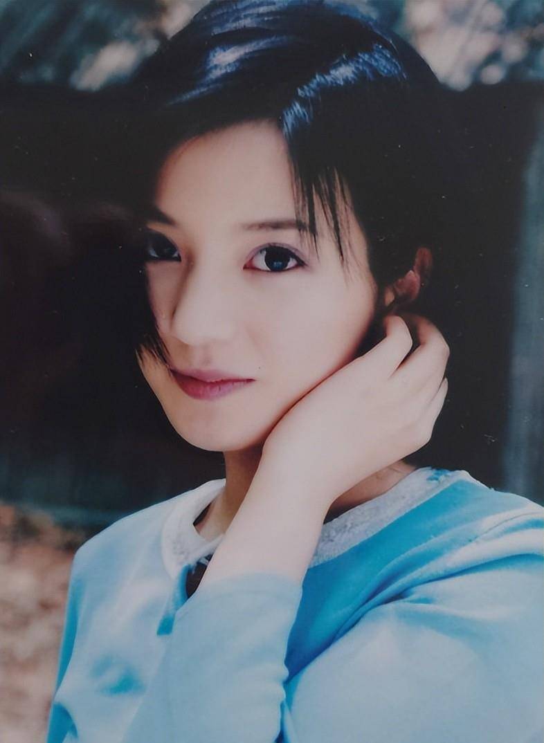 2001年,一则犹如惊雷的消息炸开了锅:赵薇在海外拍摄的杂志写真中,竟