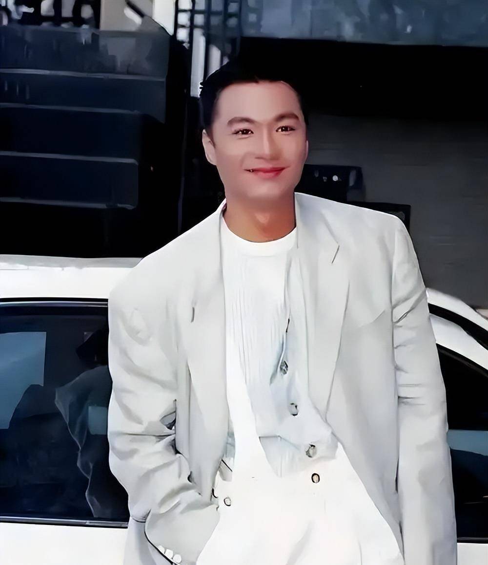 林俊贤现状:65岁头发全白不敢认,景区打工生活,周润发说出原因