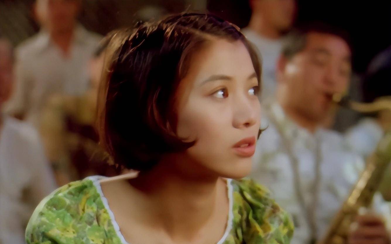 撇开性格不谈,年轻时的袁咏仪,堪称美貌与实力并存的典范.她