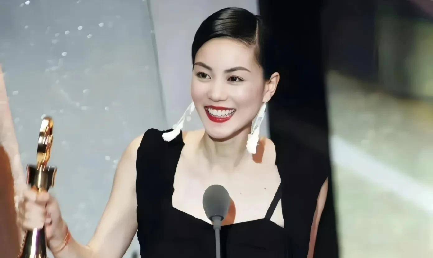 这次,李嫣谢振轩,联手扯下了王菲和谢霆锋的"遮羞布"