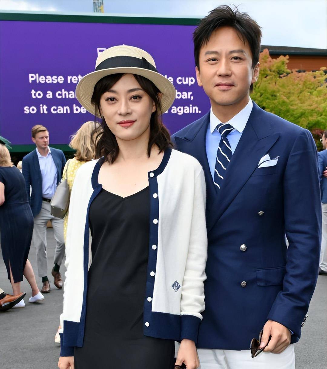 孙俪上海艺博会被偶遇路人镜头中的她长胖一圈面相变了很多