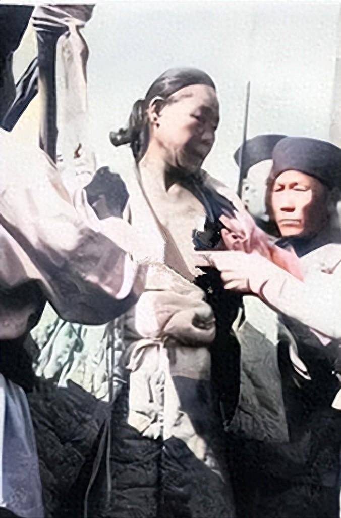 1904年,王维勤被活剐凌迟时一张罕见留影,脸面向人群充满绝望
