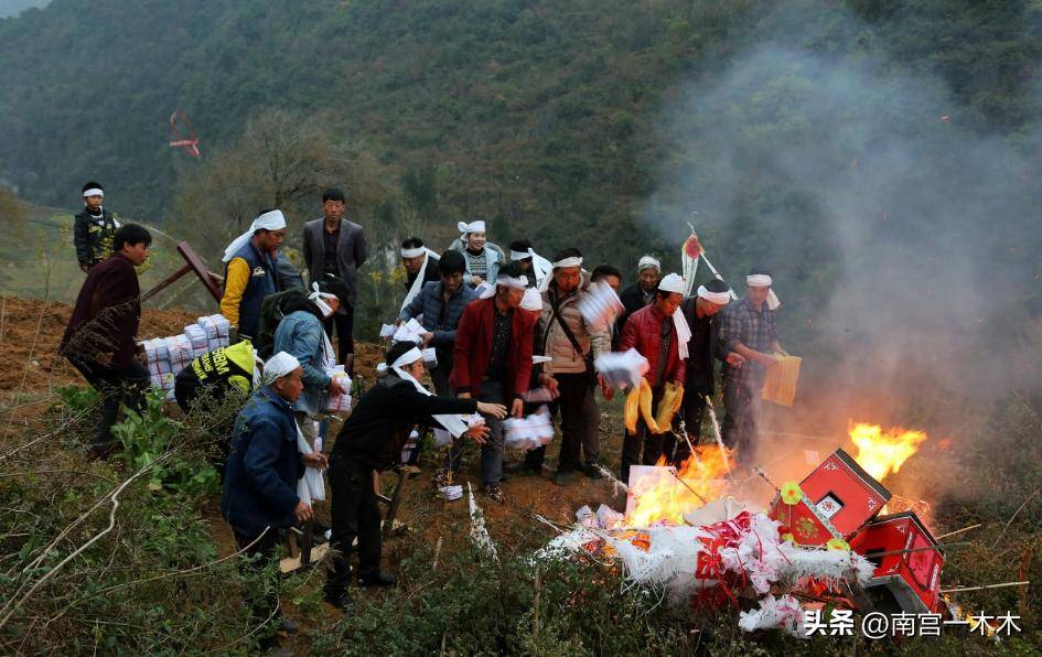 农村下葬3大忌讳:动土有蛇,棺木抬不动,还有一个你知道吗?