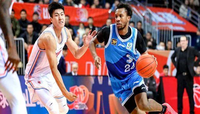 CBA新赛季还未开打，首位外援正式被裁，杜锋指导一针见血