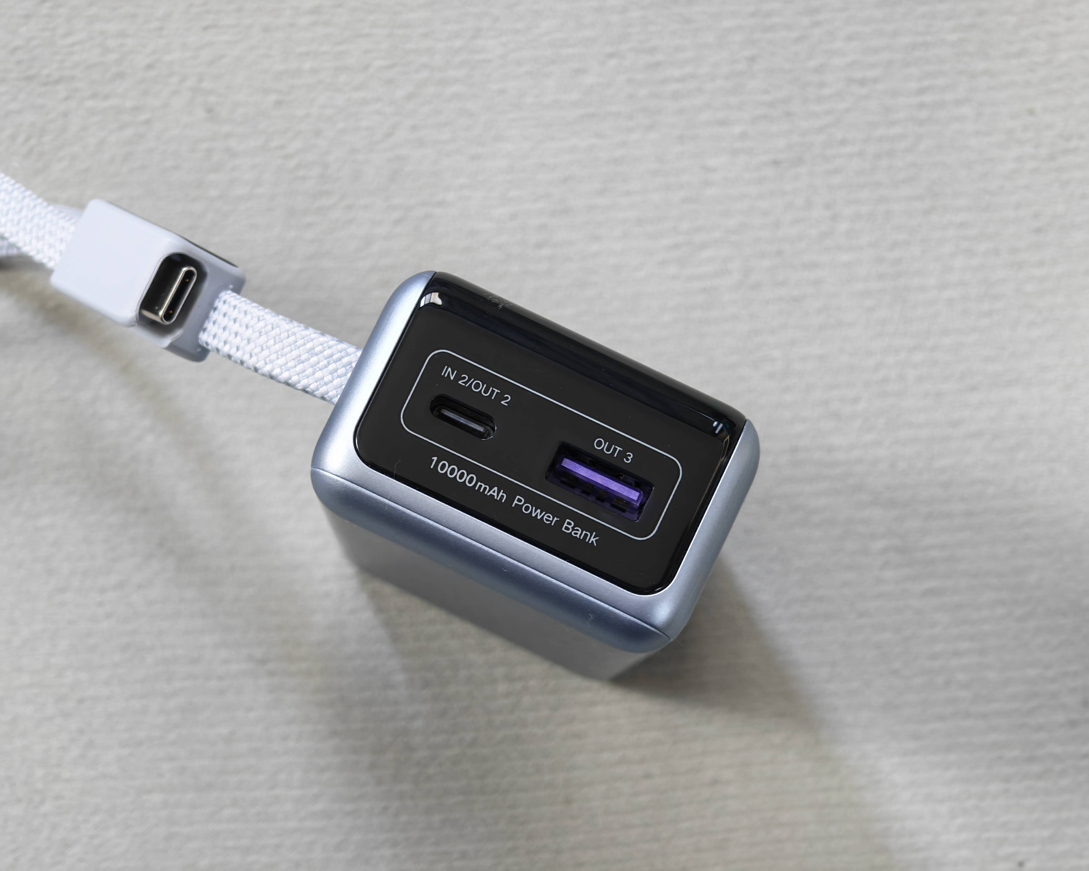 绿联能量湃pro 55w充电宝拥有一根type