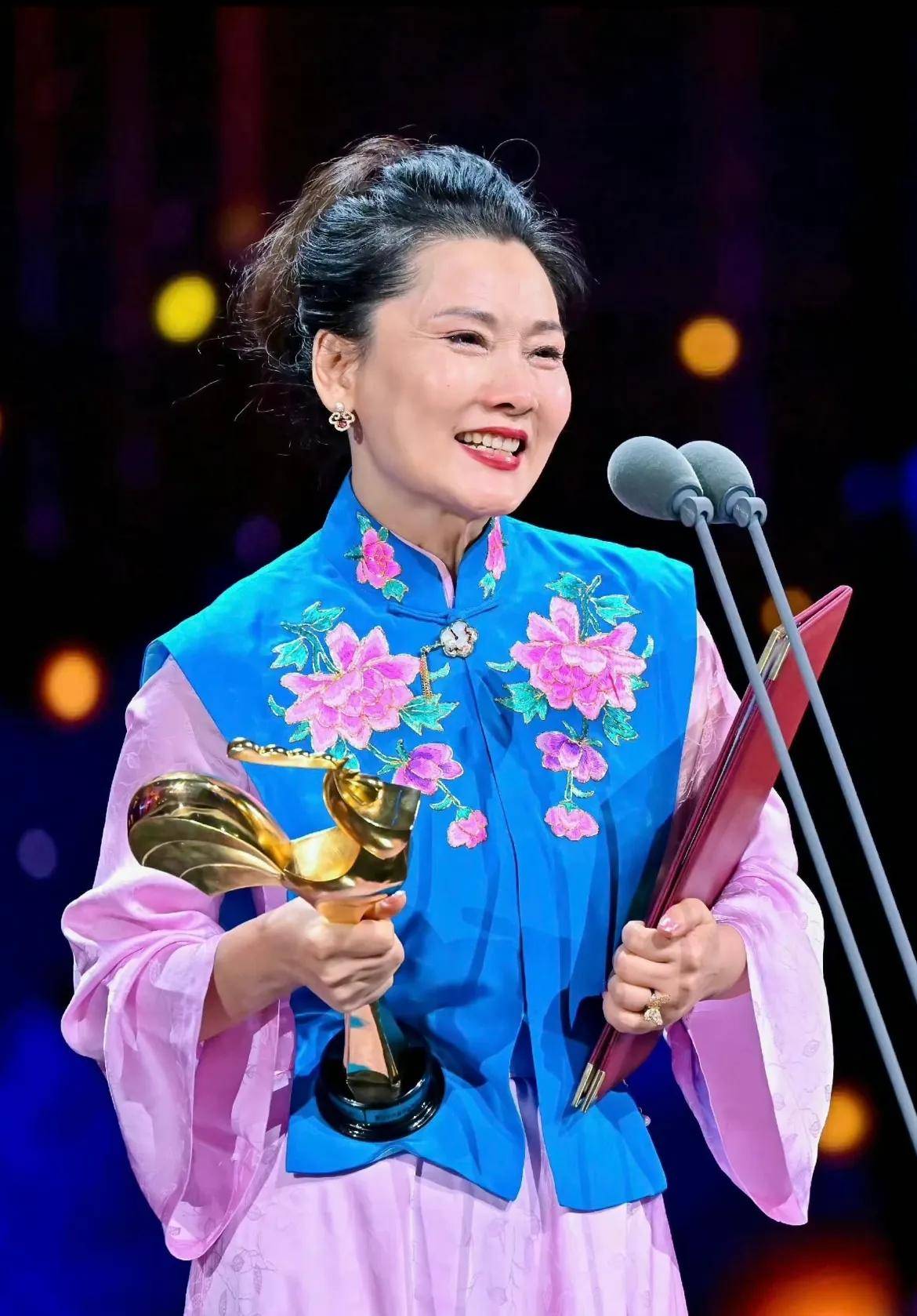 这一次62岁何赛飞用她的不讨喜给老艺术家们敲响了警钟