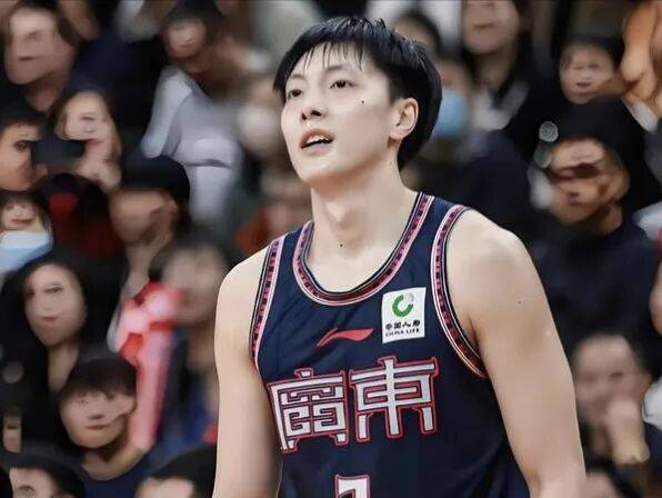 CBA老板教练夹着胡明轩坐，宏远新赛季核心定了？徐昕外借但留了后手！