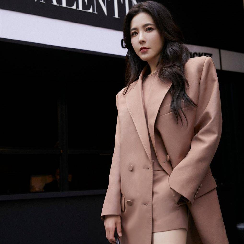 能在美女如云的班级里脱颖而出,曾黎的颜值有多能打可想而知