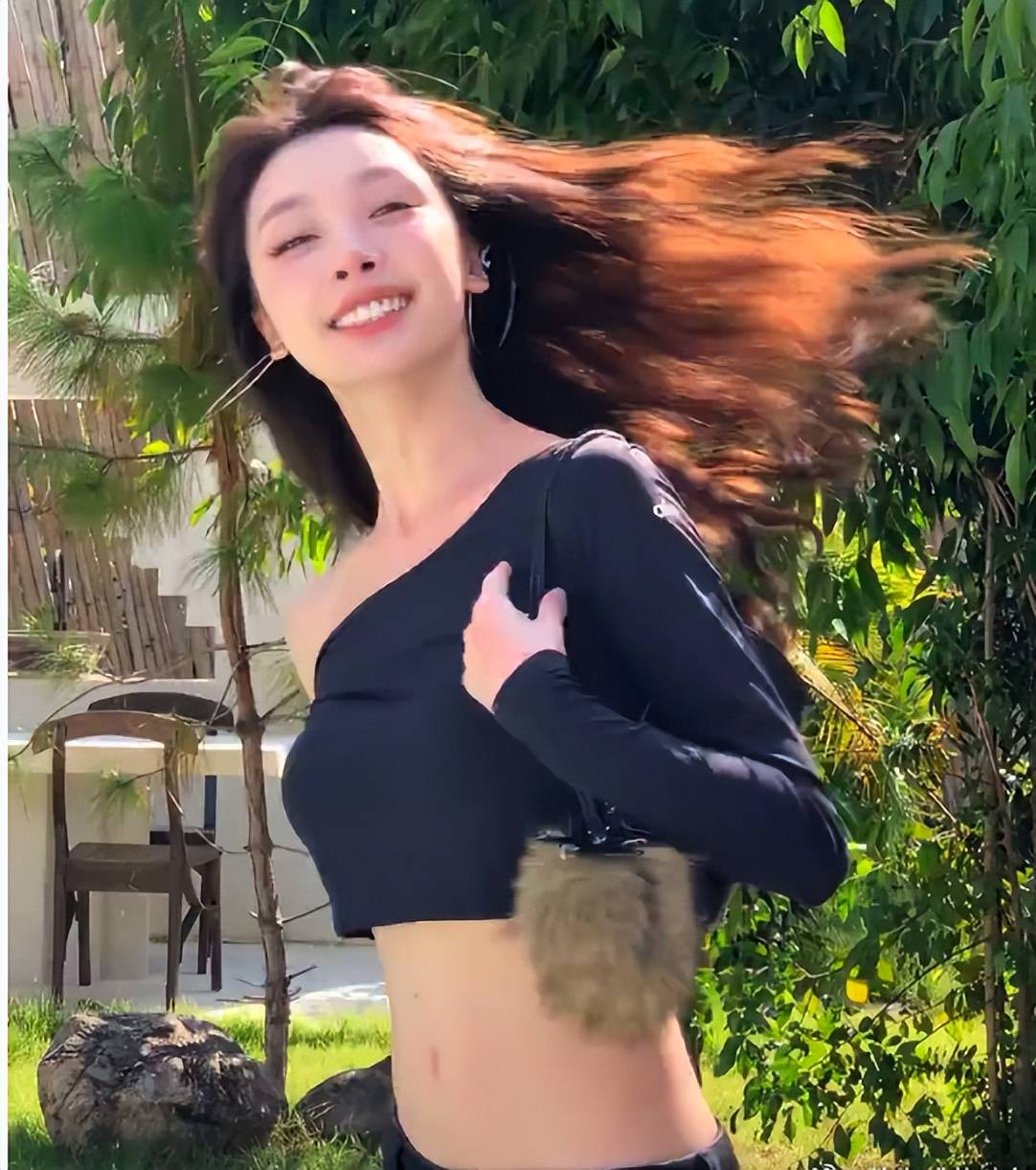 网红美女易梦玲露出马甲线性感火辣！有力量感的身材