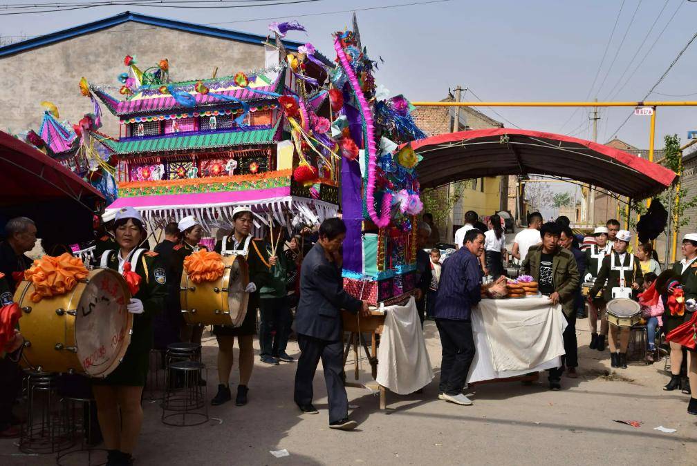 火葬场门口有一对联,上联:早来晚来早晚都来,下联实在太精彩了