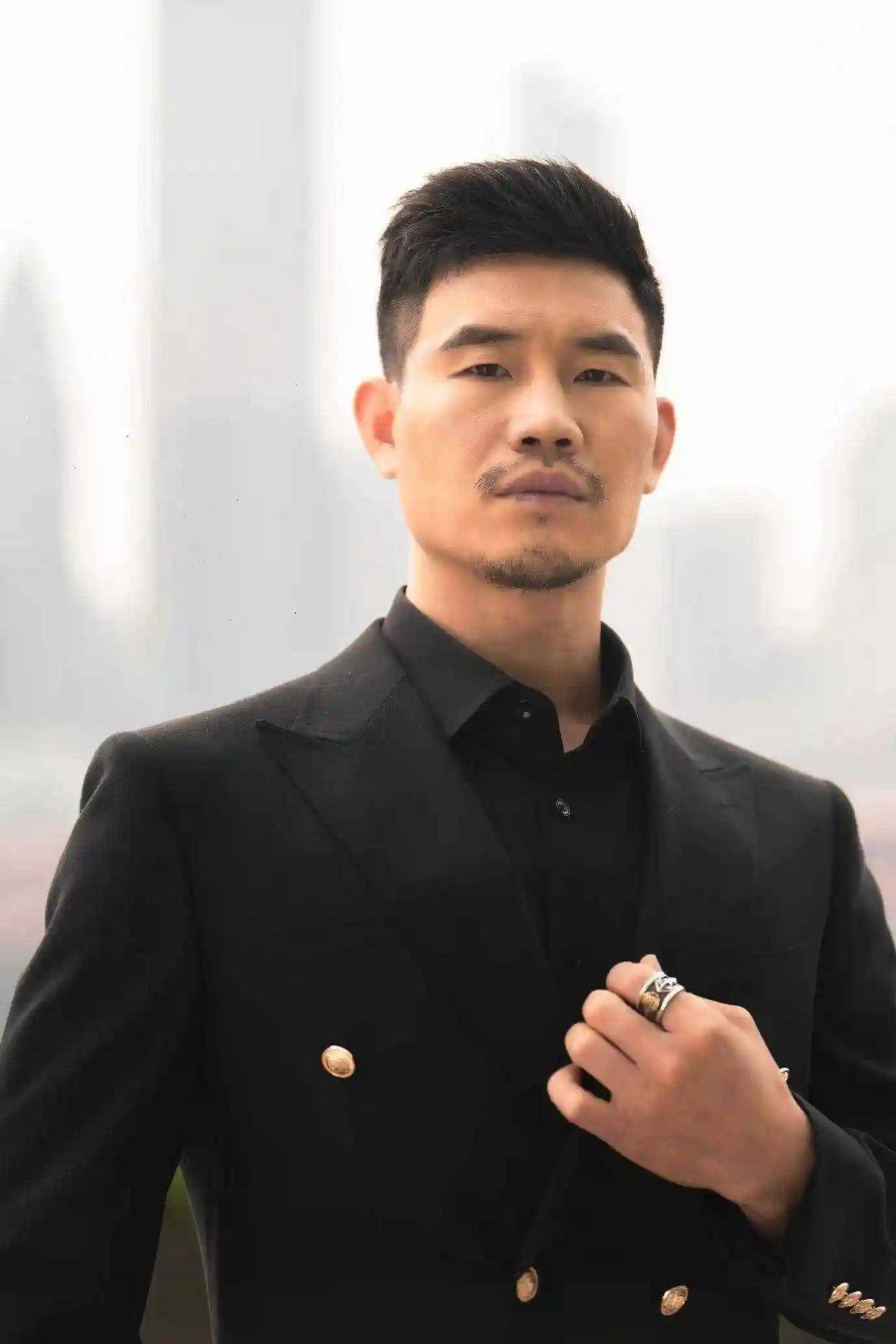 谢孟伟再迎来噩耗,走到今天不稀奇