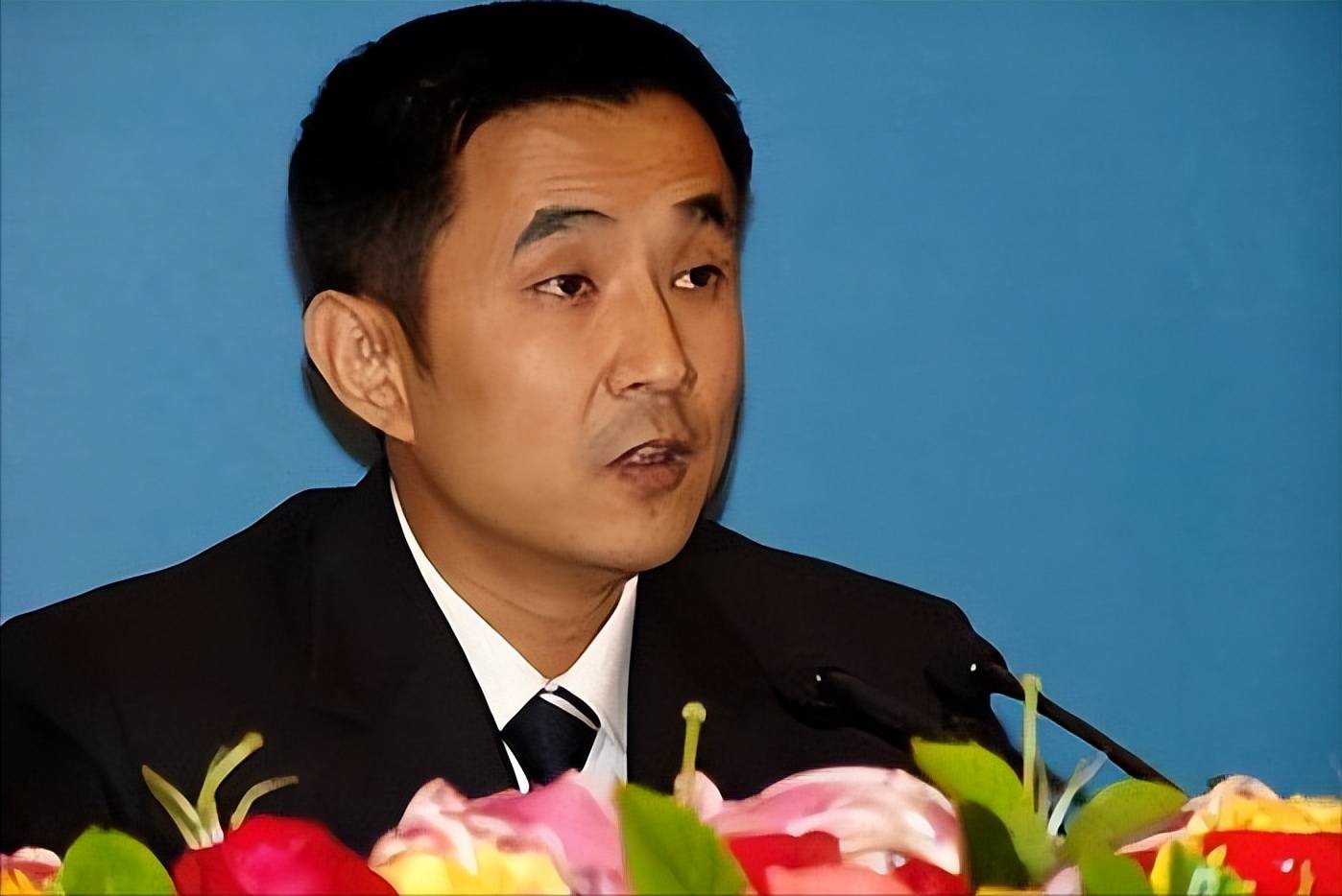 他欠债700亿逃亡国外,带走明星女友和61个亿,父亲葬礼也没回来