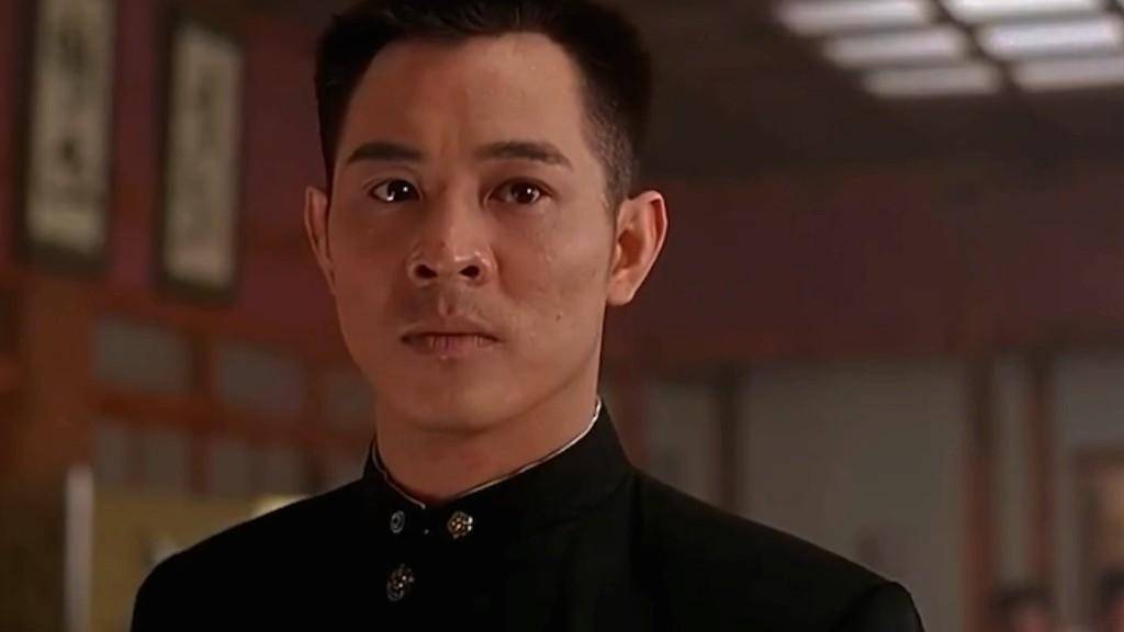 李连杰晒和小女儿爬山视频,精神抖擞容光焕发,返老还童引发争议