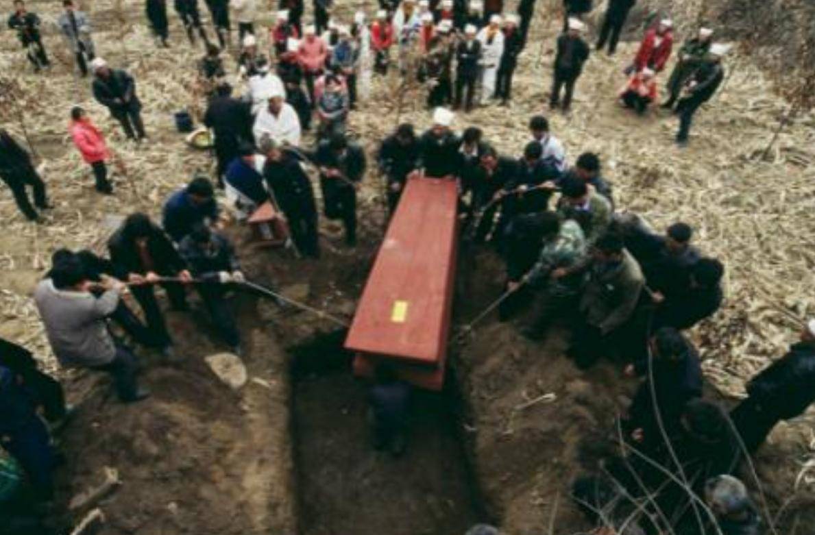 中国丧葬文化中,七七丧俗并非没有依据,头七五七是有说法的