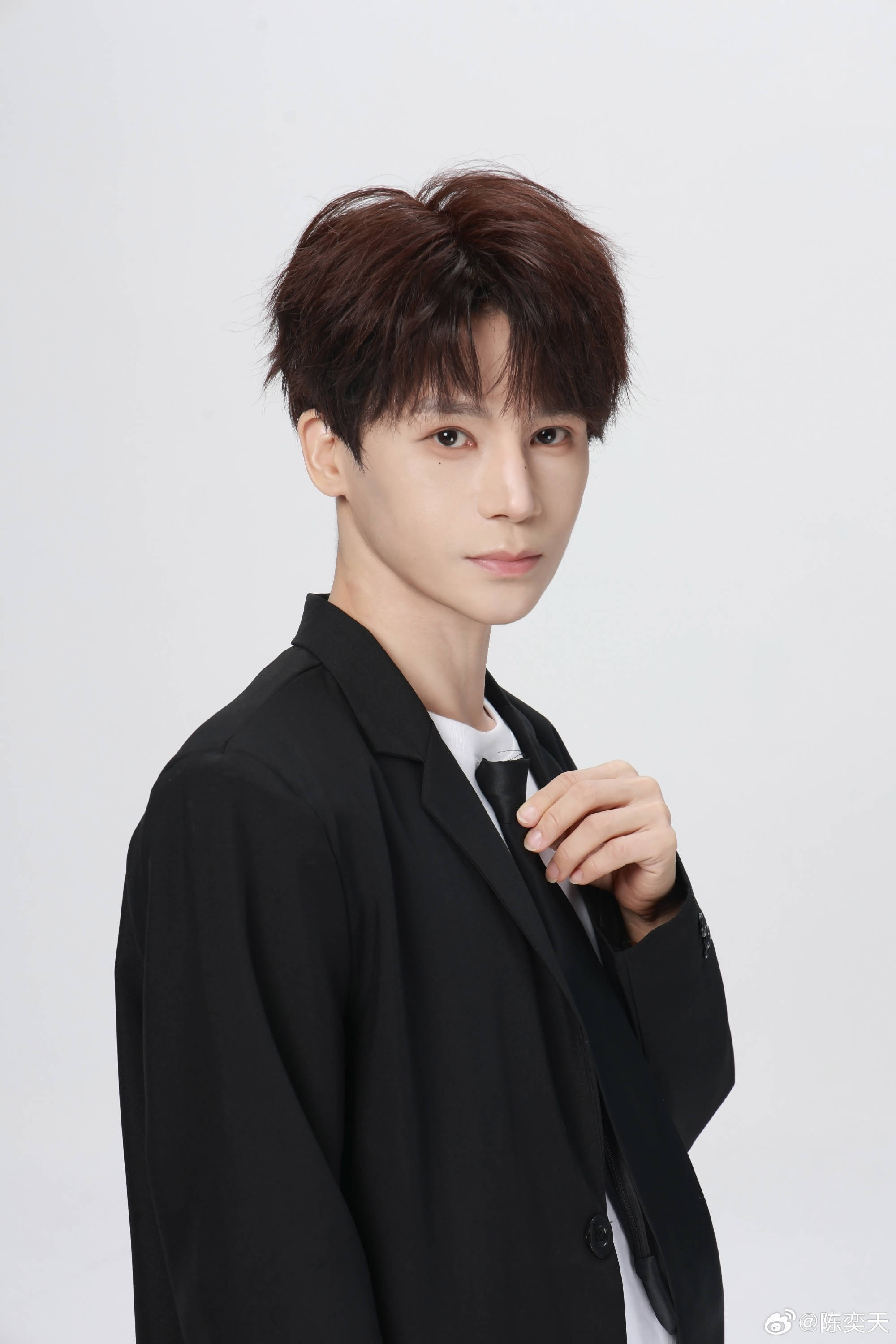 陈奕天最新写真大片惊艳释出小说男主脸