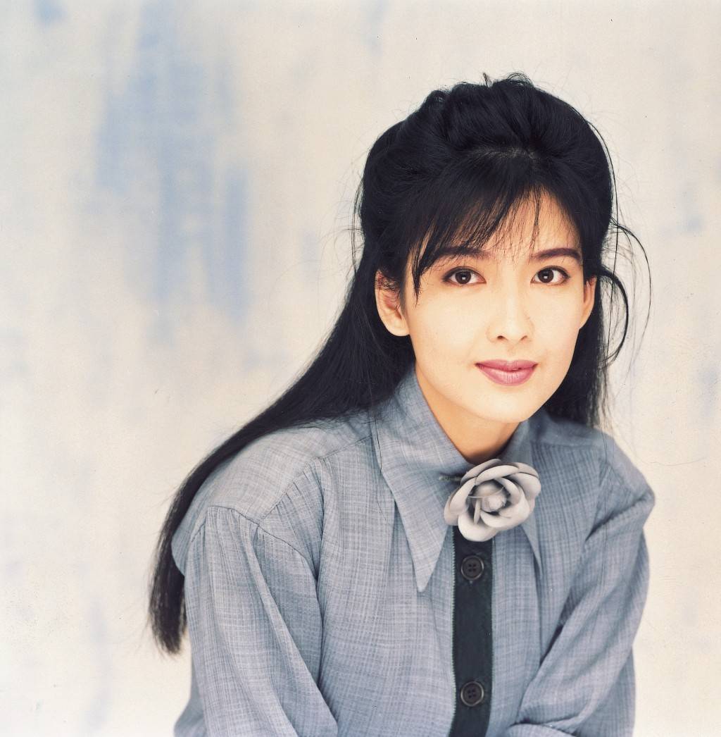90年代玉女歌手美貌依旧,唱歌屡失准引争议,王晶爆料她私下性格