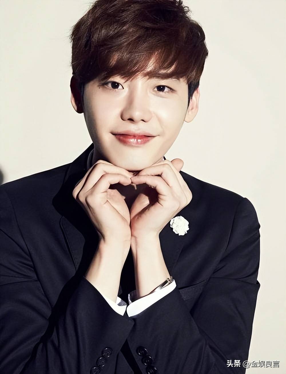 36岁李钟硕现身香港,生图下皮肤紧致像男模,胸肌明显一点没老