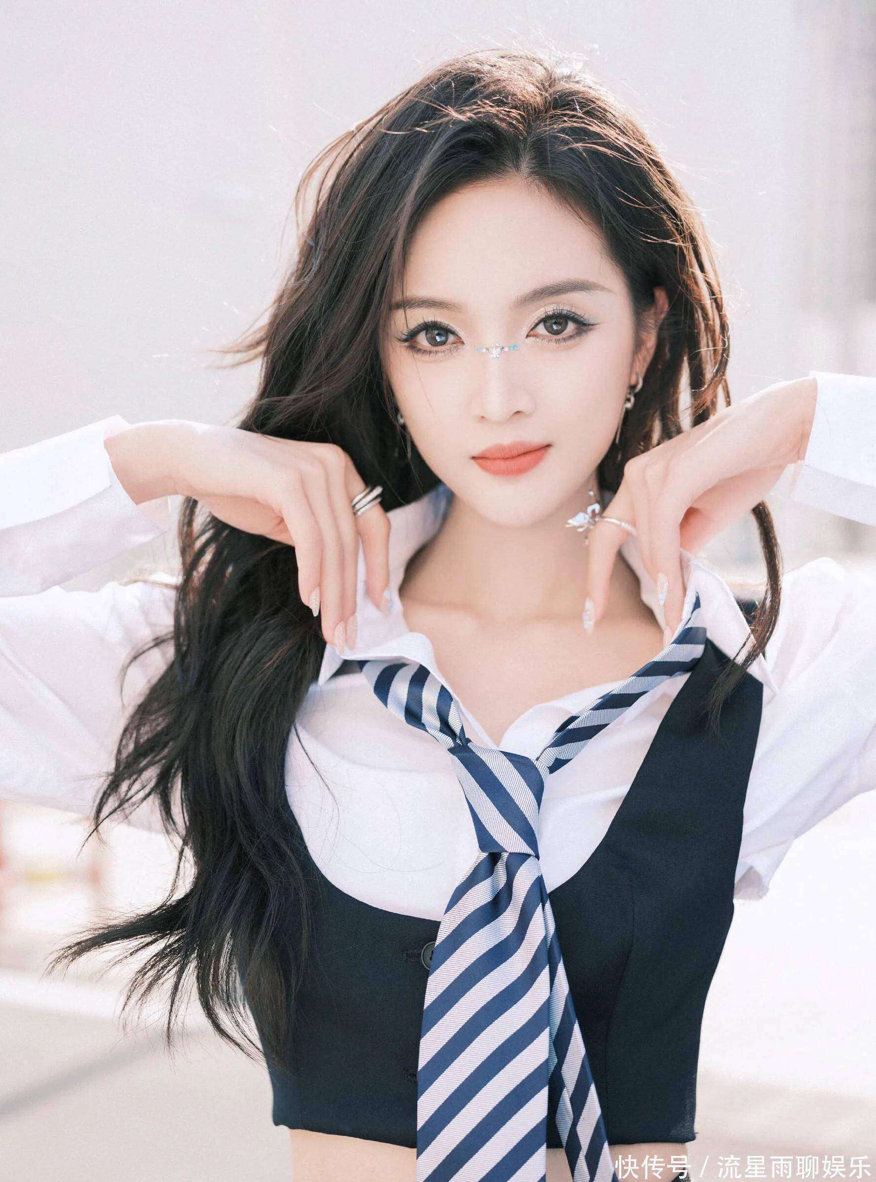 我的天,人间尤物吴宣仪白衬衣黑裙子,好甜好美的校园学姐